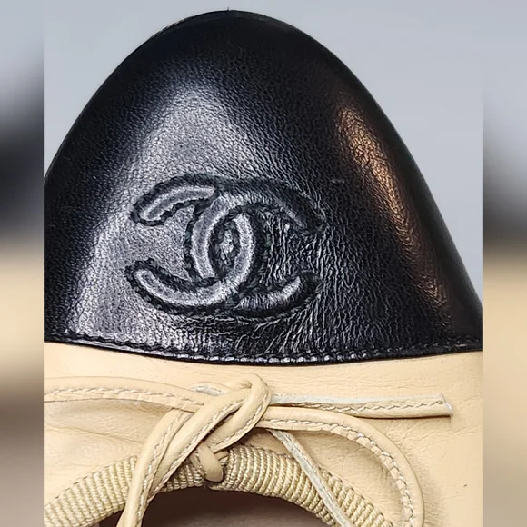 CHANEL Beige And Black Ballet Flats Cap Toe With CC. Gorgeous 37.5 EU - Picture 13 of 15